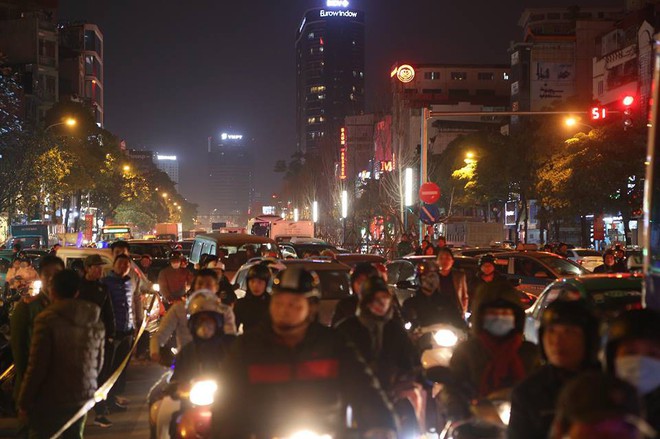 Hà Nội: Cháy tòa nhà 5 tầng trên phố Trần Duy Hưng, khói bốc lên ngùn ngụt - Ảnh 13. Hà Nội: Cháy tòa nhà 5 tầng trên phố Trần Duy Hưng, khói bốc lên ngùn ngụt - Ảnh 13.