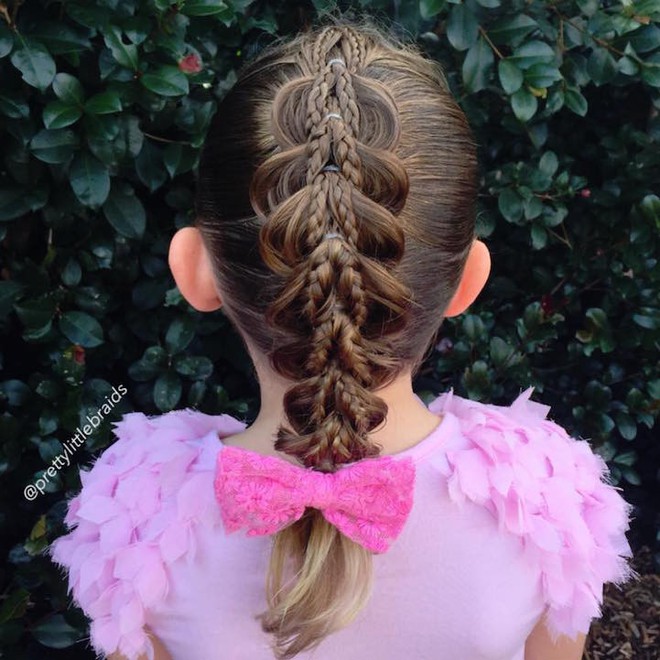 Học bà mẹ khéo tay tết tóc đẹp lạ cho con gái đi chơi Tết - Ảnh 4.