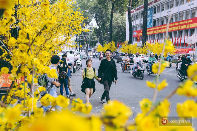 Nhiều người kiếm tiền triệu mỗi ngày nhờ cho thuê áo dài Tết chụp hình tại phố ông đồ Sài Gòn - Ảnh 2.