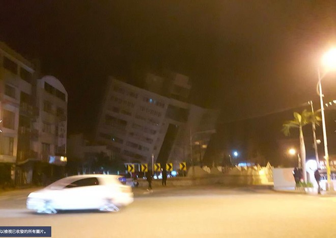 Đài Loan: Động đất mạnh 6 độ richter gây đổ sập nhiều tòa nhà, hư hỏng đường sá - Ảnh 2.