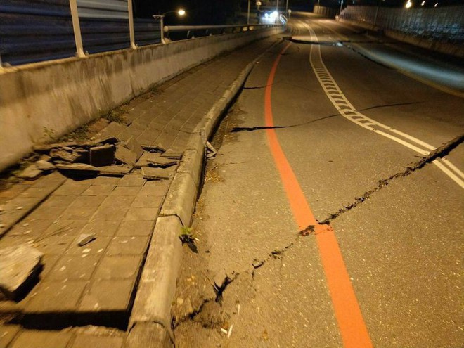 Thấy sàn nhà rung chuyển, chồng vội vàng xả thân che chắn cho vợ con trong trận động đất ở Đài Loan - Ảnh 4.