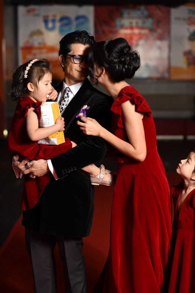 Vợ chồng Dustin Nguyễn trao nhau nụ hôn nồng nàn trên thảm đỏ - Ảnh 3.