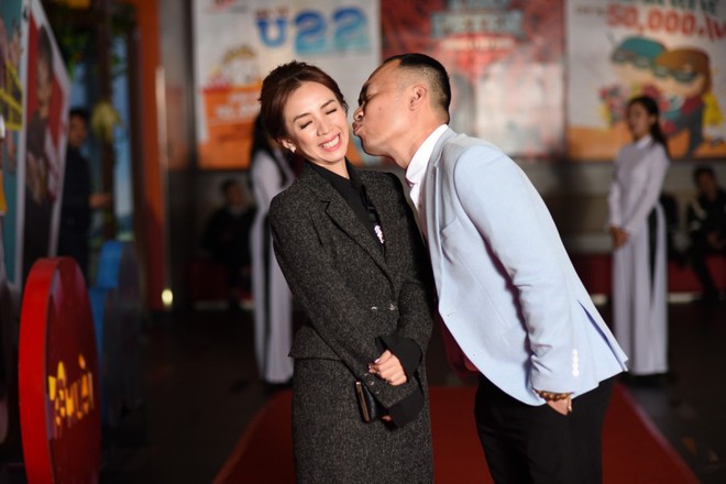 Vợ chồng Dustin Nguyễn trao nhau nụ hôn nồng nàn trên thảm đỏ - Ảnh 7.