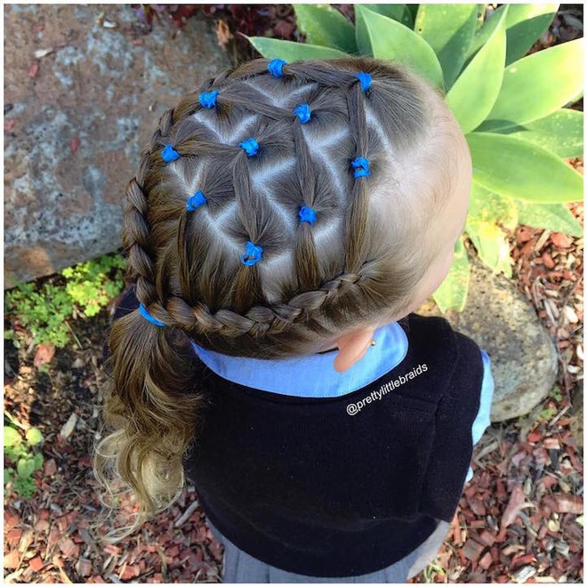 Học bà mẹ khéo tay tết tóc đẹp lạ cho con gái đi chơi Tết - Ảnh 6.
