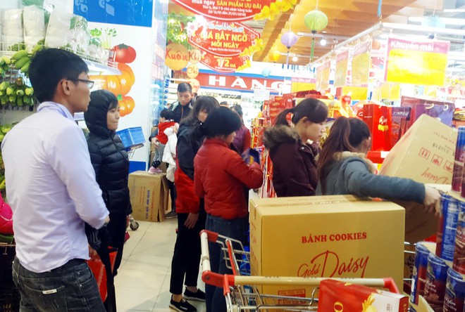 Hà Nội: Cận Tết, các siêu thị, trung tâm thương mại chật như nêm vì người mua sắm quá đông - Ảnh 13.