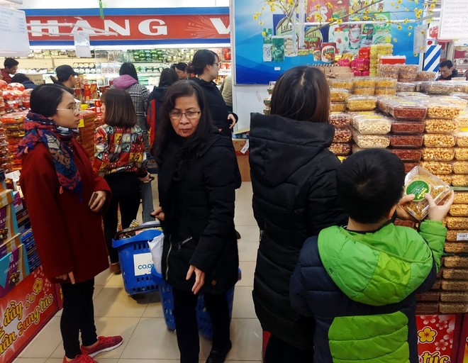 Hà Nội: Cận Tết, các siêu thị, trung tâm thương mại chật như nêm vì người mua sắm quá đông - Ảnh 16.