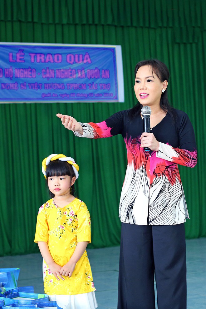 Trao quà Tết cho bà con Vĩnh Long, Trà Vinh, Việt Hương nhận lại ngàn nụ hôn - Ảnh 10.