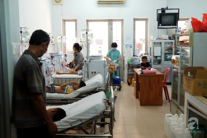 Tết trong bệnh viện của những đứa trẻ chạy thận: Tay sưng vù vì vết kim châm - Ảnh 8. Tết trong bệnh viện của những đứa trẻ chạy thận: Tay sưng vù vì vết kim châm - Ảnh 8.