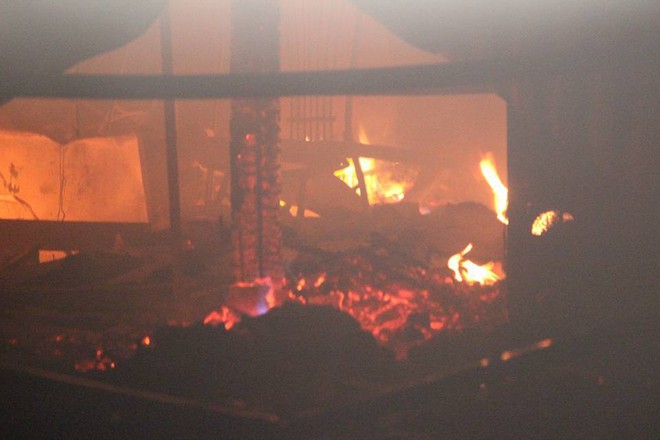Hà Nội: Cháy lớn tại khu nhà xưởng lúc nửa đêm, nhiều người hoảng sợ - Ảnh 3.