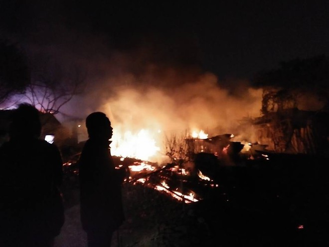 Hà Nội: Cháy lớn tại khu nhà xưởng lúc nửa đêm, nhiều người hoảng sợ - Ảnh 2.