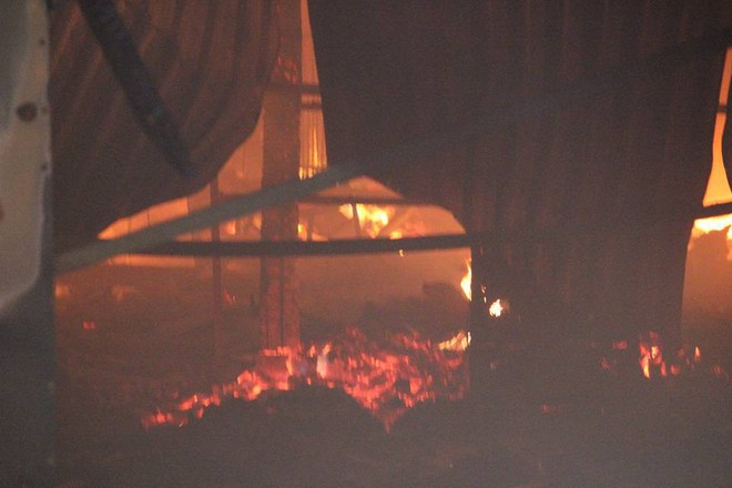 Hà Nội: Cháy lớn tại khu nhà xưởng lúc nửa đêm, nhiều người hoảng sợ - Ảnh 1.