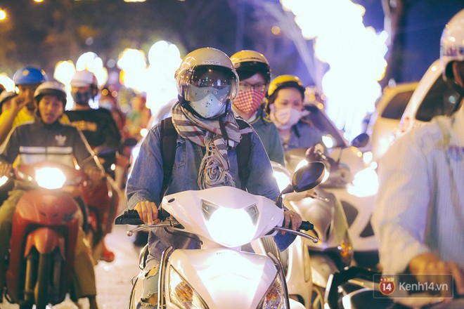 Chùm ảnh: Sài Gòn xuống 20 độ C kèm gió lạnh, người dân co ro khi đêm về - Ảnh 1.