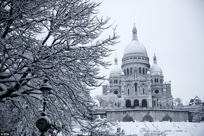 Chỉ sau một đêm, tuyết nhấn chìm Paris vào một màu trắng mộng mơ dày tới gần 18cm khiến nhiều người ngỡ ngàng - Ảnh 1.
