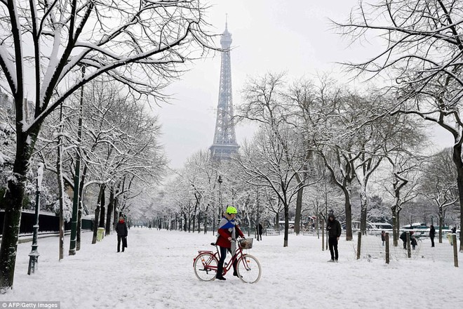 Chỉ sau một đêm, tuyết nhấn chìm Paris vào một màu trắng mộng mơ dày tới gần 18cm khiến nhiều người ngỡ ngàng - Ảnh 2.