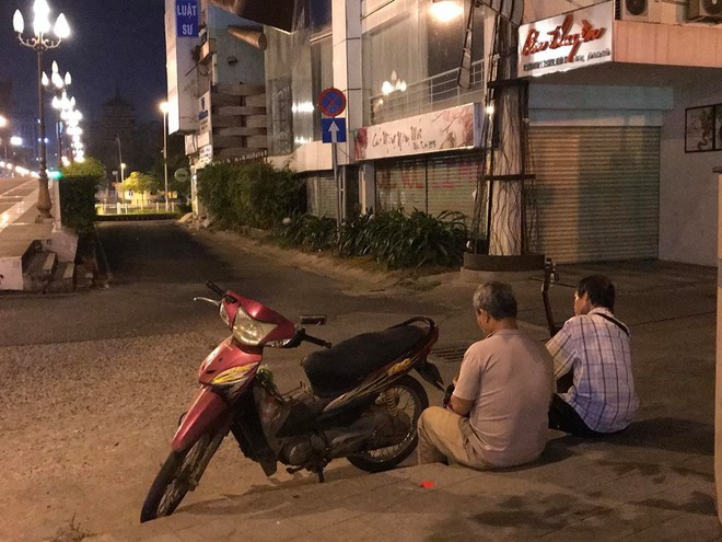 Người mù làm sao biết chia tiền - câu chuyện xúc động và ấm lòng những ngày giáp Tết - Ảnh 1.