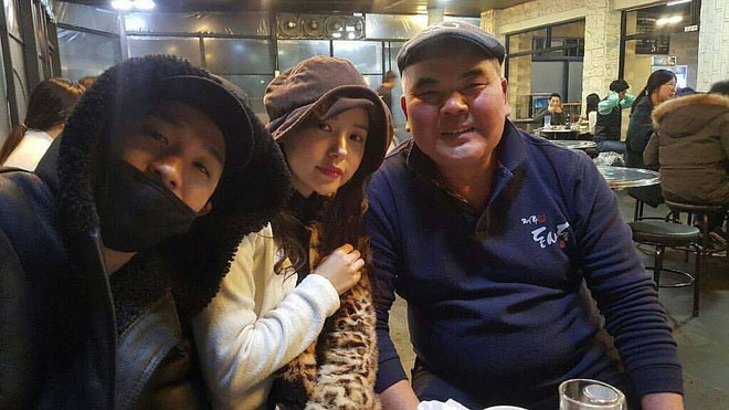Taeyang tủm tỉm xấu hổ, Min Hyo Rin mặc nguyên chiếc áo khoác từ hôm sau cưới đi hưởng tuần trăng mật ở Jeju - Ảnh 1.