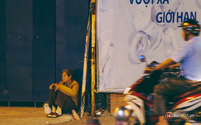Chùm ảnh: Sài Gòn xuống 20 độ C kèm gió lạnh, người dân co ro khi đêm về - Ảnh 11.
