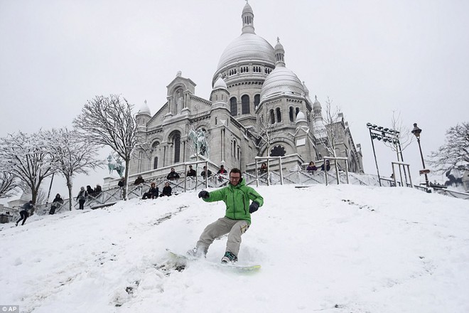 Chỉ sau một đêm, tuyết nhấn chìm Paris vào một màu trắng mộng mơ dày tới gần 18cm khiến nhiều người ngỡ ngàng - Ảnh 11.
