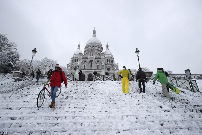 Chỉ sau một đêm, tuyết nhấn chìm Paris vào một màu trắng mộng mơ dày tới gần 18cm khiến nhiều người ngỡ ngàng - Ảnh 12.