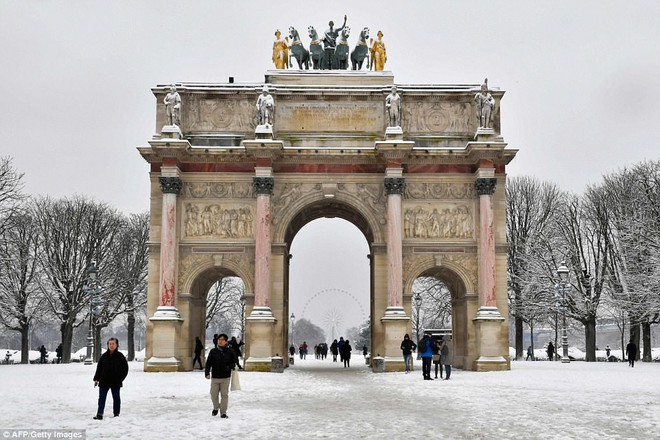 Chỉ sau một đêm, tuyết nhấn chìm Paris vào một màu trắng mộng mơ dày tới gần 18cm khiến nhiều người ngỡ ngàng - Ảnh 14.