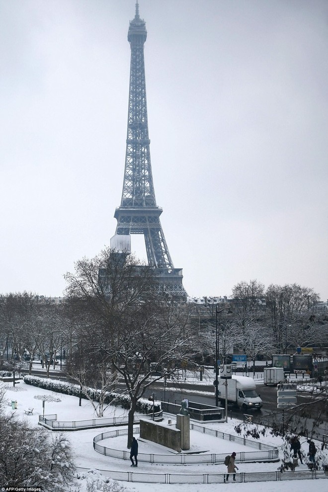 Chỉ sau một đêm, tuyết nhấn chìm Paris vào một màu trắng mộng mơ dày tới gần 18cm khiến nhiều người ngỡ ngàng - Ảnh 15.