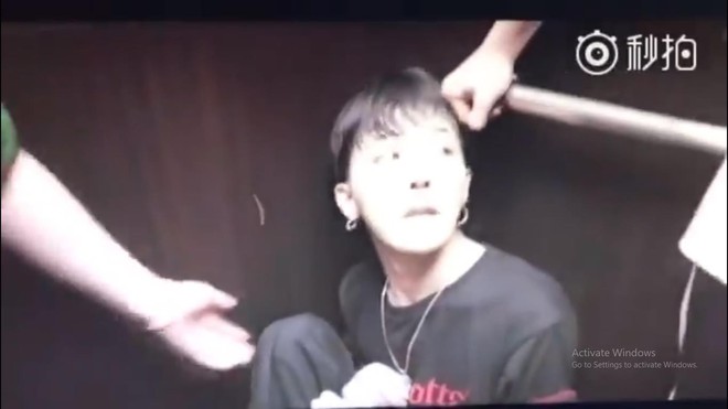 Clip G-Dragon gầy như bộ xương di động, tiều tụy sắp ngất trong hậu trường show khiến công chúng phải suy ngẫm - Ảnh 4.