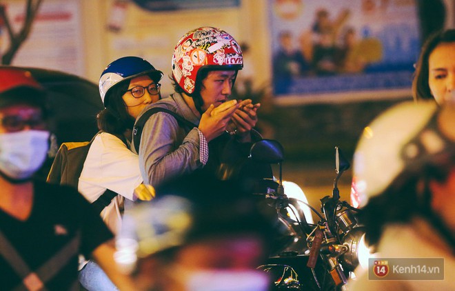Chùm ảnh: Sài Gòn xuống 20 độ C kèm gió lạnh, người dân co ro khi đêm về - Ảnh 3.