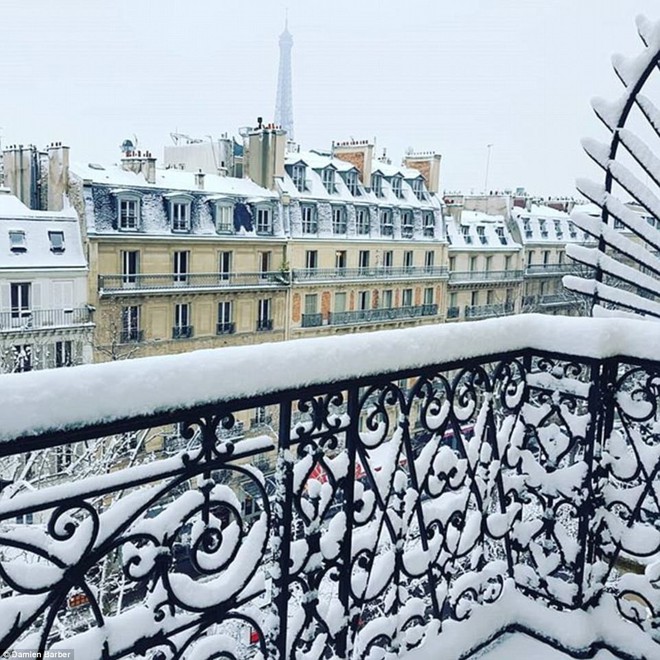 Chỉ sau một đêm, tuyết nhấn chìm Paris vào một màu trắng mộng mơ dày tới gần 18cm khiến nhiều người ngỡ ngàng - Ảnh 4.