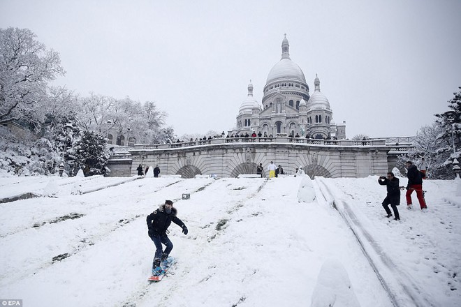 Chỉ sau một đêm, tuyết nhấn chìm Paris vào một màu trắng mộng mơ dày tới gần 18cm khiến nhiều người ngỡ ngàng - Ảnh 5.