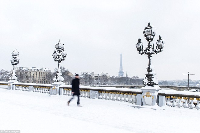 Chỉ sau một đêm, tuyết nhấn chìm Paris vào một màu trắng mộng mơ dày tới gần 18cm khiến nhiều người ngỡ ngàng - Ảnh 6.