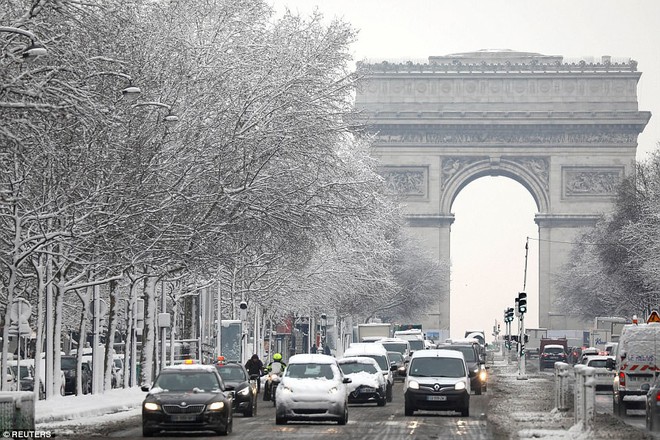 Chỉ sau một đêm, tuyết nhấn chìm Paris vào một màu trắng mộng mơ dày tới gần 18cm khiến nhiều người ngỡ ngàng - Ảnh 7.