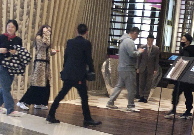 Taeyang tủm tỉm xấu hổ, Min Hyo Rin mặc nguyên chiếc áo khoác từ hôm sau cưới đi hưởng tuần trăng mật ở Jeju - Ảnh 7.