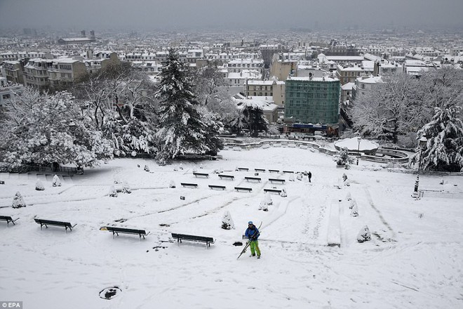Chỉ sau một đêm, tuyết nhấn chìm Paris vào một màu trắng mộng mơ dày tới gần 18cm khiến nhiều người ngỡ ngàng - Ảnh 10.