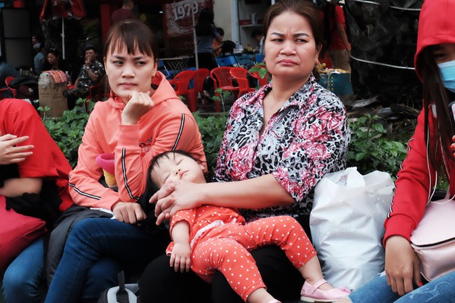 Trẻ nhỏ vật vờ trên tay phụ huynh trong biển người đổ về quê ăn Tết sớm tại ga Sài Gòn - Ảnh 6. Trẻ nhỏ vật vờ trên tay phụ huynh trong biển người đổ về quê ăn Tết sớm tại ga Sài Gòn - Ảnh 6.