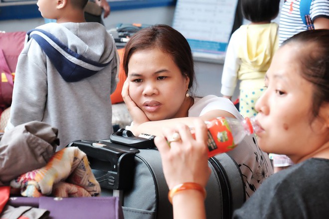 Trẻ nhỏ vật vờ trên tay phụ huynh trong biển người đổ về quê ăn Tết sớm tại ga Sài Gòn - Ảnh 8. Trẻ nhỏ vật vờ trên tay phụ huynh trong biển người đổ về quê ăn Tết sớm tại ga Sài Gòn - Ảnh 8.