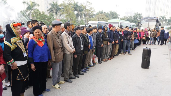 Hà Nội: Bệnh nhân ung thư về quê ăn Tết trên những chuyến xe miễn phí - Ảnh 2.