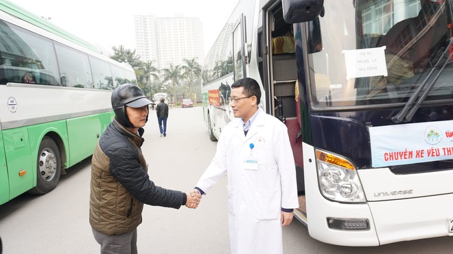Hà Nội: Bệnh nhân ung thư về quê ăn Tết trên những chuyến xe miễn phí - Ảnh 4.