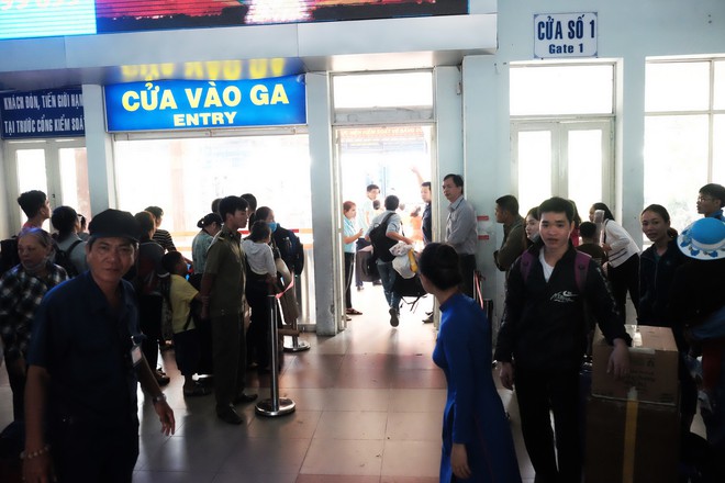 Trẻ nhỏ vật vờ trên tay phụ huynh trong biển người đổ về quê ăn Tết sớm tại ga Sài Gòn - Ảnh 10. Trẻ nhỏ vật vờ trên tay phụ huynh trong biển người đổ về quê ăn Tết sớm tại ga Sài Gòn - Ảnh 10.