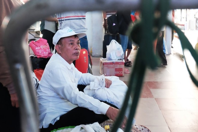 Trẻ nhỏ vật vờ trên tay phụ huynh trong biển người đổ về quê ăn Tết sớm tại ga Sài Gòn - Ảnh 7.