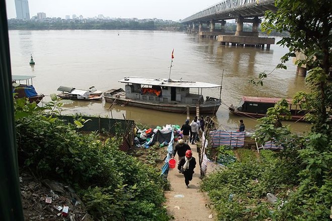 Sông Hồng ô nhiễm nặng sau ngày cúng Táo quân - Ảnh 5.