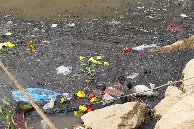 Sông Hồng ô nhiễm nặng sau ngày cúng Táo quân - Ảnh 6.