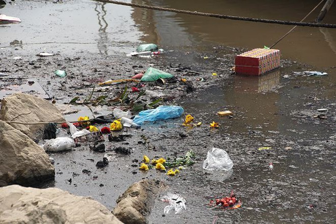 Sông Hồng ô nhiễm nặng sau ngày cúng Táo quân - Ảnh 8.