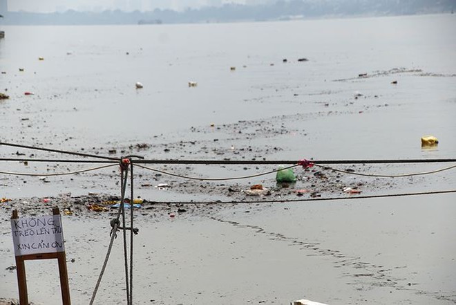 Sông Hồng ô nhiễm nặng sau ngày cúng Táo quân - Ảnh 9.