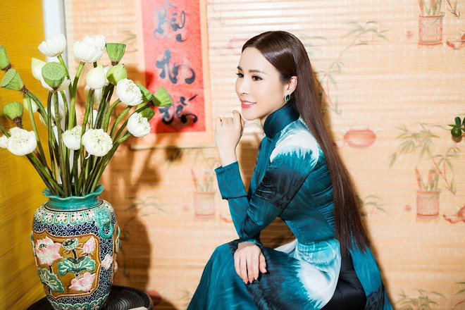 Không còn hình ảnh hàng hiệu, Hoa hậu Hoàng Dung yêu kiều với áo dài - Ảnh 3.
