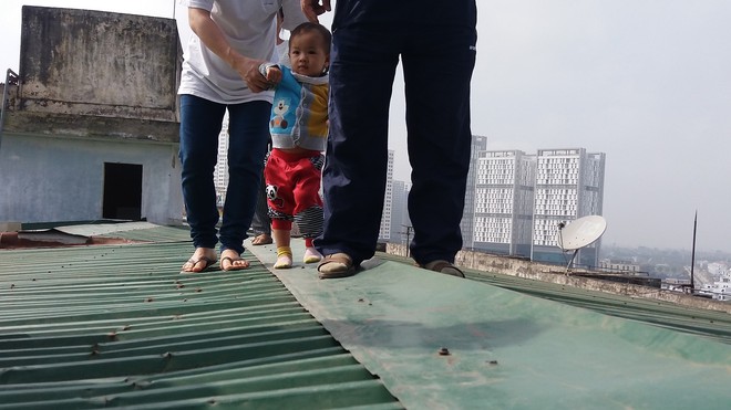 Hà Nội: Bà bầu 8 tháng vẫn trèo qua tum, rón rén đi trên mái nhà vì thang máy chung cư bị hỏng - Ảnh 9.