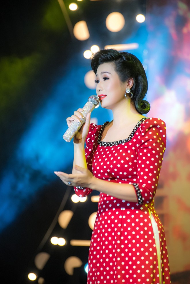 Diện áo dài xưa đỏ rực, Trịnh Kim Chi nồng nàn hát Bolero - Ảnh 2.