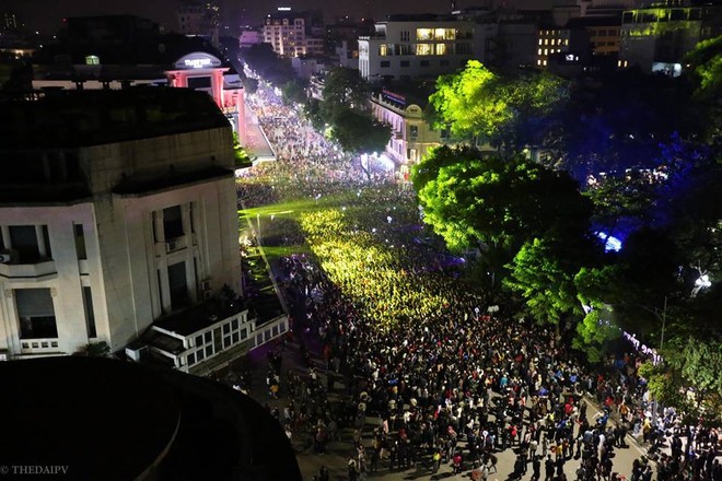 Pháo hoa rực rỡ trên bầu trời, người dân cả nước hào hứng đón chào năm mới 2018 - Ảnh 18.