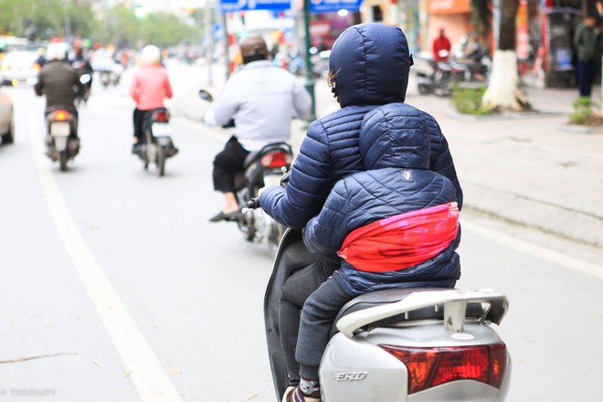 Hà Nội chuyển rét đậm, cha mẹ khoác áo mưa đón con trẻ từ trường về nhà dù trời tạnh ráo - Ảnh 15.