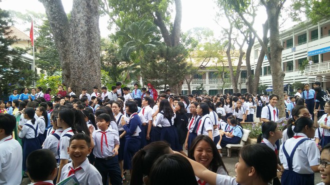 Nghi chập điện, ngôi trường hơn 140 tuổi ở trung tâm Sài Gòn bốc cháy khiến hàng trăm học sinh hoảng sợ - Ảnh 4.