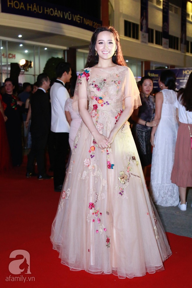 Hoa hậu Hoàn vũ 2008 Dayana Mendoza khoe vẻ đẹp tuyệt sắc, Mai Phương Thúy lộng lẫy như công chúa trên thảm đỏ chung kết Hoa hậu Hoàn vũ Việt Nam - Ảnh 7.